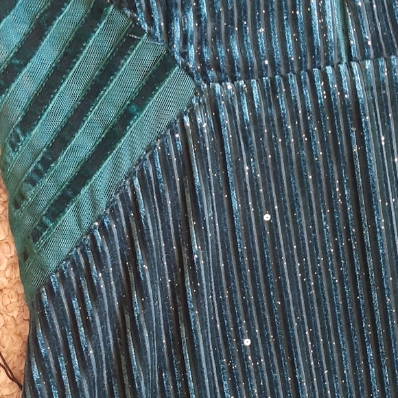 New Green Velvet Pleaded Evening Prom Dresses. - Picture 7 of 12